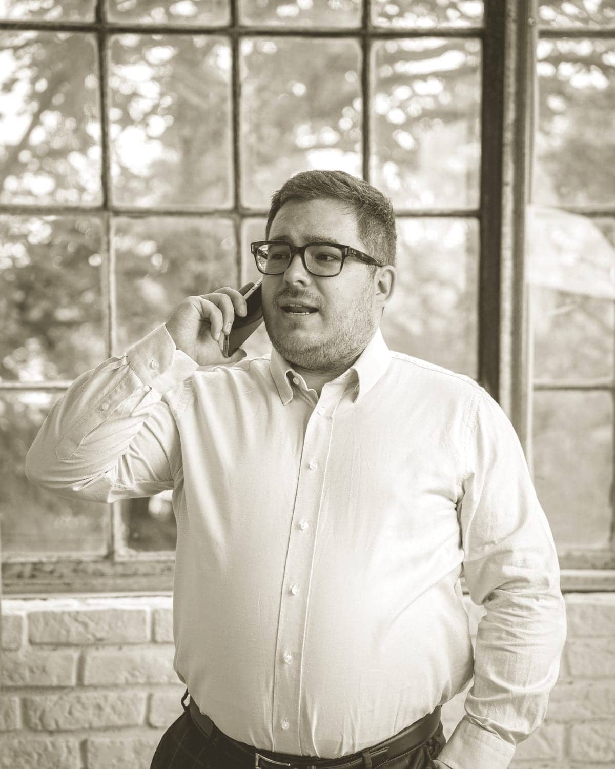 Adam Pospíšil telefonuje s klientem